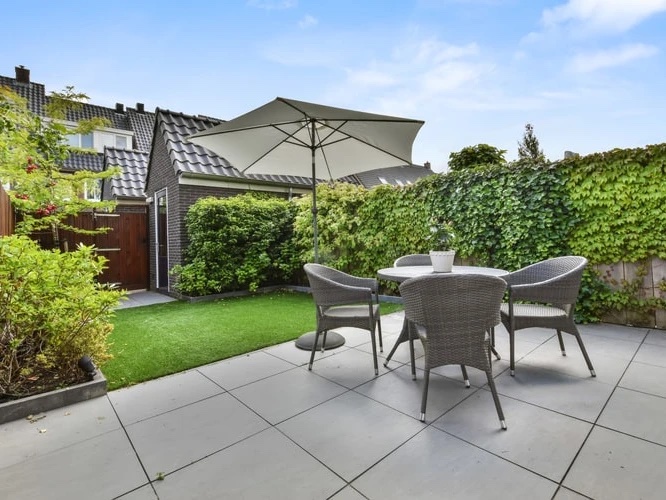 Beautifully landscaped backyard built using helpful tips for landscaping on a budget