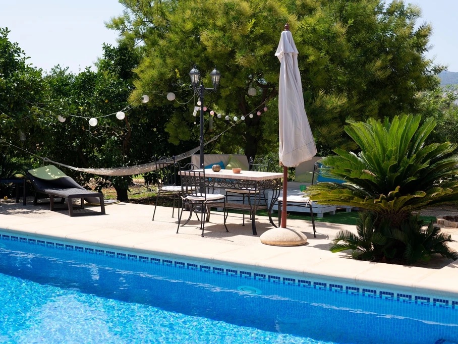Beautifully Designed and Relaxing Backyard Space That Creates an Outdoor Oasis